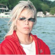 AJDA, KADINLARIN BAKIŞLARINDAN ŞİKAYETÇİ!