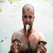 AĞZIYLA KUŞ DEĞİL, BALIK TUTUYOR!
