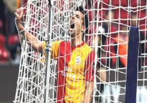 TERİM, 3 FUTBOLCUNUN BİLETİNİ KESTİ