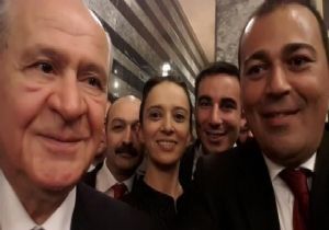 BAHÇELİ DE SELFİE MODASINA UYDU!