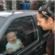 BEBEKLERİNİ ARABAYA KİLİTLEYİP ALİŞVERİŞE GİTTİLER