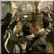 HAVALİMANININ KAPILARINI KIRDILAR!