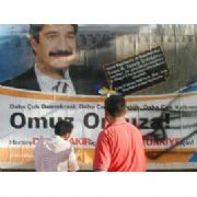 DİYARBAKIR DA ERDOĞAN AFİŞLERİNE BOYALI PROTESTO