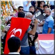 ŞEHİT CENAZESİNDE ÇELENK PROTESTOSU