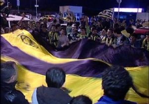 FENERBAHÇELİLER SOKAKLARA DÖKÜLDÜ