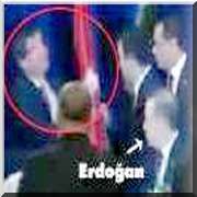 DAVUTOĞLUNU KAPAKLANMAKTAN TÜRK BAYRAĞI KURTARDI