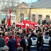ARDAHAN DA PKK LI DTP LİLERE ÇÜRÜK DOMATESLİ TEPKİ 