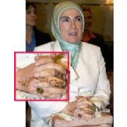 EMİNE ERDOĞAN IN ELLERİNE KINA İŞLEMESİ  ÇİZİLMİŞ