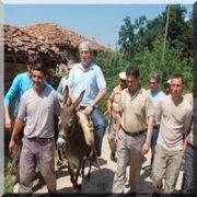 VEKİLİN EŞEĞİNİN ARDINDA 10 KİŞİ 