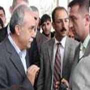 POLİSLERE KIZDI KORUMASINI DA KOVDU!