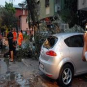 ADANA DA ÖNCE FIRTINA, SONRA YAĞMUR