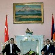 SARKİSYAN GÜL Ü AĞRI DAĞI TABLOSU ALTINDA KABUL ETTİ