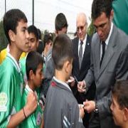 HAKAN ŞÜKÜR, SOKAK ÇOCUKLARIYLA MAÇ YAPTI