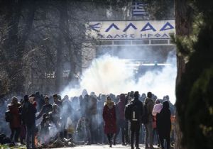 Yunan Polisinden Göçmenlere Gaz Bombası