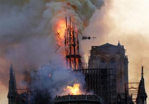 Dünyaca Ünlü Katedral Kül Oldu