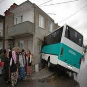 HALK OTOBÜSÜ EVE OK GİBİ SAPLANDI: 7 YARALI