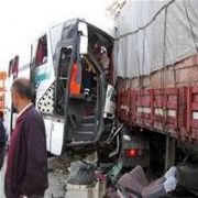 TIR LA OTOBÜS ÇARPIŞTI: 1 ÖLÜ 28 YARALI