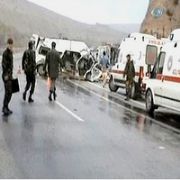 KAMYONLA MİNİBÜS ÇARPIŞTI: 9 ÖLÜ