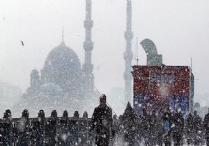 Yoğun Kar İstanbul u Felç Etti