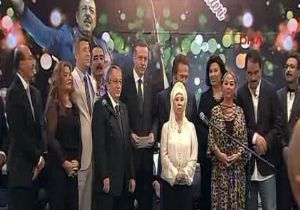BAŞBAKAN, SAHNEDE TÜRKÜ SÖYLEDİ!