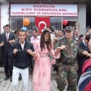 KOMUTAN VATANDAŞLA ELELE HALAYDA