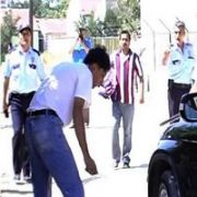 KORKU FİLMİ SEYRETTİ KAFAYI YEDİ