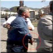 İŞTE BAŞKAN IN SİLAHA SARILDIĞI AN