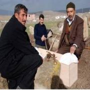 TAŞINAN KÖYLÜLER MEZARLARIDA SÖKÜP GÖTÜRÜYOR