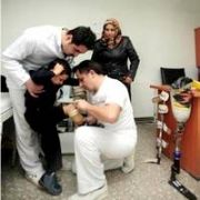 SAĞ AYAĞINI SOL BACAĞINA DİKTİLER