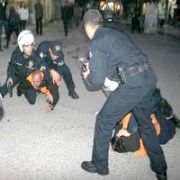 KRİZİ PROTESTO NUN BEDELİ BİBER GAZI VE COPLANMA OLDU