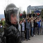 KONSOLOSU YOLDAN DÖNDÜREN PROTESTO