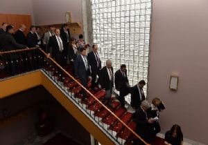 GAZETECİLERİN YER  KAPMA SAVAŞI!