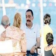 SİNAN AYGÜN, EFKARINDAN SİGARAYA VURDU