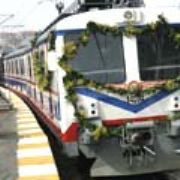 RAYLARDA YÜRÜRKEN TREN ALTINDA KALDI!