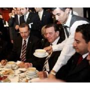 SCHRÖDER TÜRK MARŞI EŞLİĞİNDE İFTAR AÇTI, İLAHİ DİNLEDİ