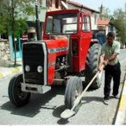 SÜRÜCÜSÜZ KENDİ GİDEN TRAKTÖRLE ÇÖP TOPLUYORLAR