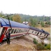 RAY KIRILDI, MAVİ TREN RAYDAN ÇIKIP DEVRİLDİ