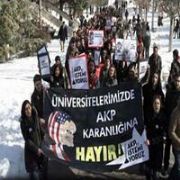ÖĞRENCİLERDEN TÜRBAN PROTESTOSU
