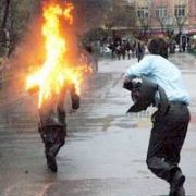 GENÇKIZ VALİ NİN ÖNÜNDE KENDİNİ ATEŞEVERDİ
