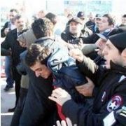 DOĞALGAZ FİYATLARINI PROTESTO ETTİLER DAYAĞI YEDİLER