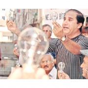 AKP Yİ ELLERİNDEKİ SÖNÜK AMPULLERLE PROTESTO ETTİLER