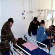 ZEHİRLENEN ASKERLERİ SOKAKTAN TOPLADILAR