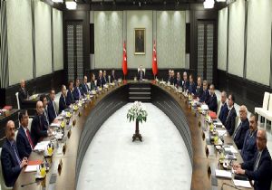 Atatürk Portresi Yerine Asıldı!