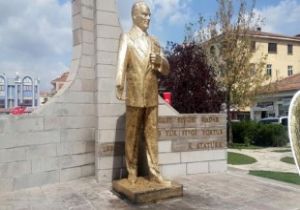 ATATÜRK HEYKELİNE ÇİRKİN SALDIRI