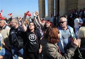 ANITKABİR DE BAKAN AVCI YA PROTESTO