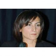 BU KADIN ALENEN BÖLÜCÜLÜK YAPIYOR