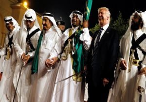 Trump’tan Suudi Arabistan’da Kılıç Dansı