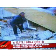 ÇÖKEN BİNANIN ENKAZININ ALTINDAN SESLER GELİYOR
