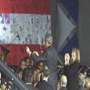 BUSH 400 KİŞİLİK ORKESTRA YÖNETTİ