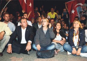 SİZ MİSİNİZ YERE OTURAN?
